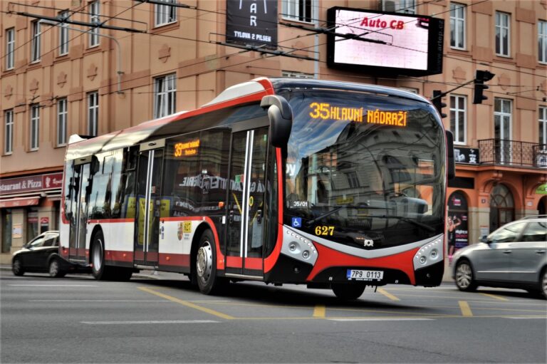 Praha chce zakázat vjezd do vyhrazených pruhů i v noci