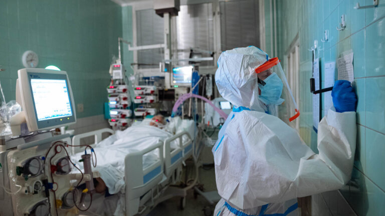 AP: italské nemocnice jsou znovu pod tlakem kvůli koronaviru