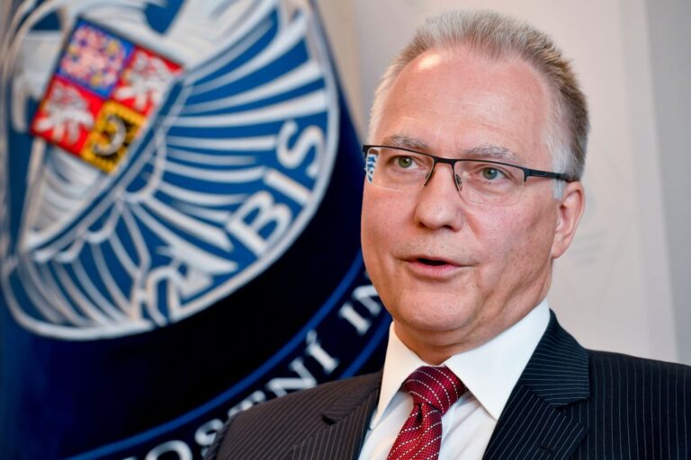 Opozice kritizuje Zemana a jeho okolí kvůli úkolům pro BIS