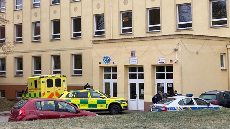 Z okna kladenské školy vypadla patnáctiletá dívka, zraněním podlehla