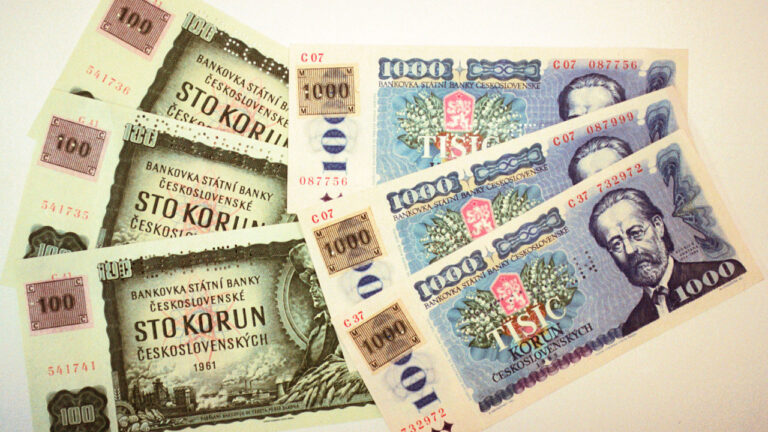 Koruna v úvodu týdne posilovala k euru i dolaru