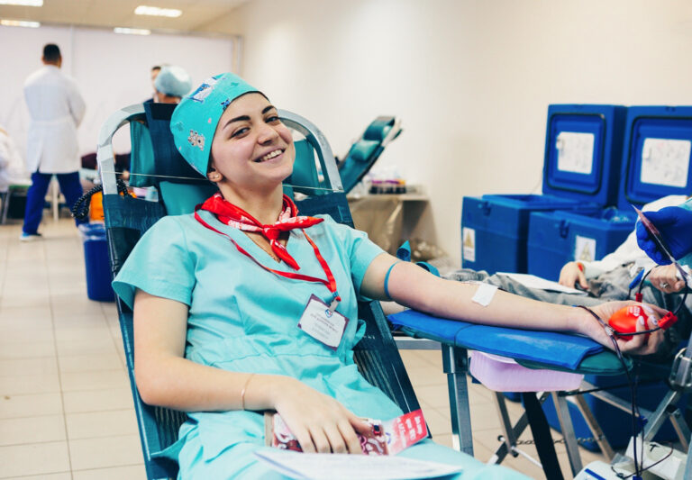 Jen každá pátá darovaná plazma funguje na covid. Ani zbytek nevyjde nazmar