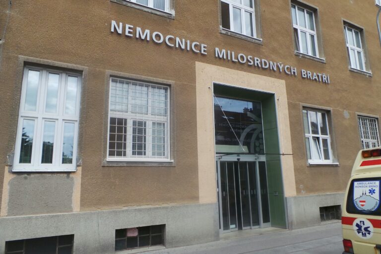 Žena s těžkým průběhem koronaviru porodila v Brně zdravého syna