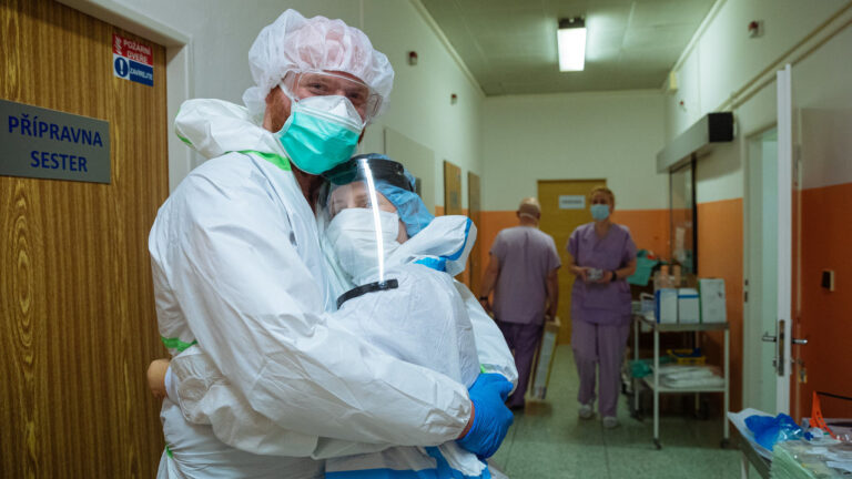 V ČR přibylo ve středu 5515 případů covidu, skóre kleslo na 62