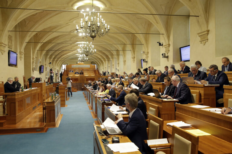 Senátoři budou řešit klouzavý mandát a zmrazení platů politiků