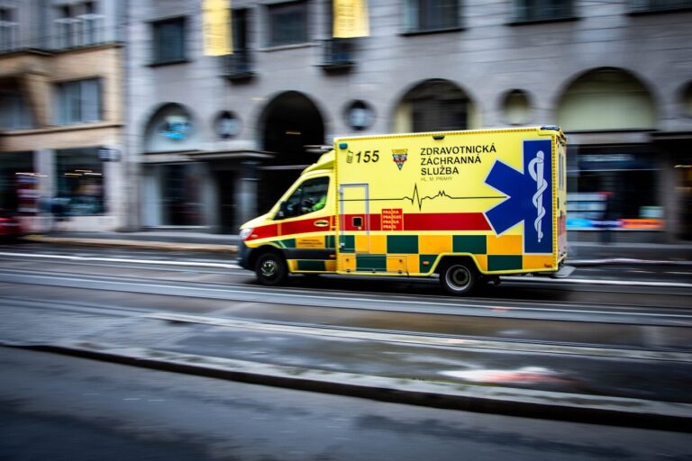 Sanitky s pěti pacienty ze Zlínského kraje dorazily do Motola