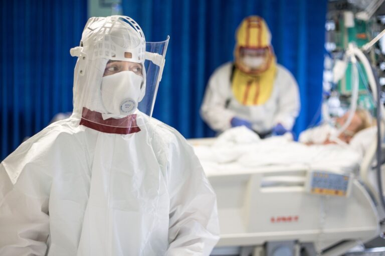 Rekordní přírůstky nákaz v USA a Německu, Itálie omezuje vycházení