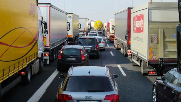 Počet aut v Česku do konce září stoupl o 112.000 na 6,1 milionu