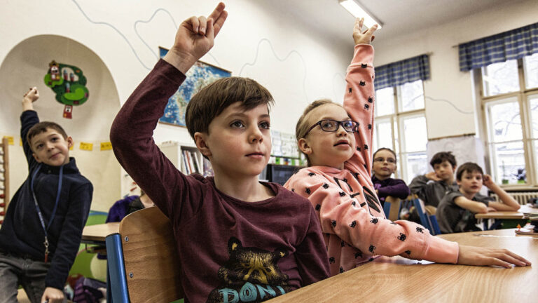 Lidem v Česku z opatření proti covidu nejvíc komplikují život zavřené školy