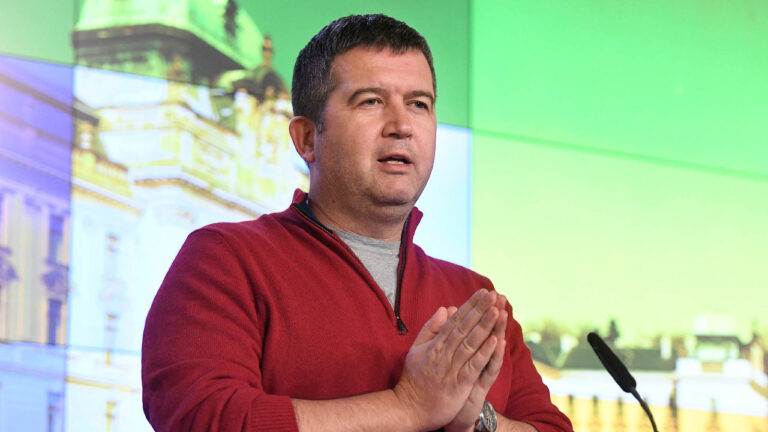 Vyhlásit 16. listopadu pracovní volno? Rozumný nápad, říká Hamáček k návrhu odborů