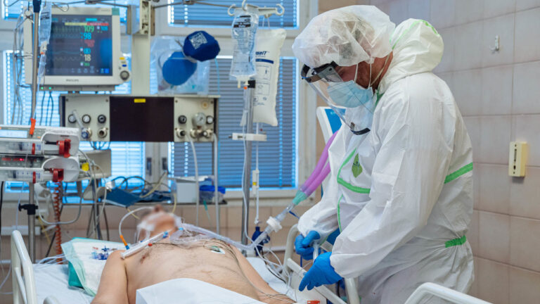 ČR vyjednává s WHO o pomoci, chce dva lékaře a 15 sester