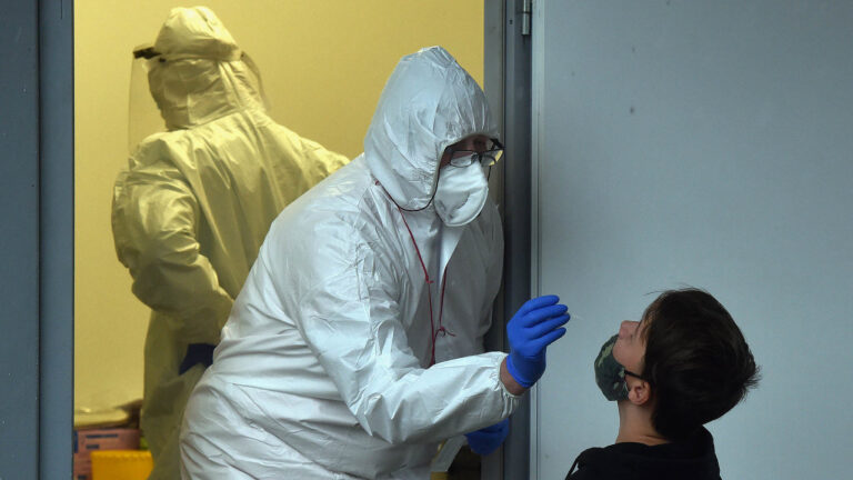 V pondělí přibylo 4377 případů, o tisíc méně než před týdnem