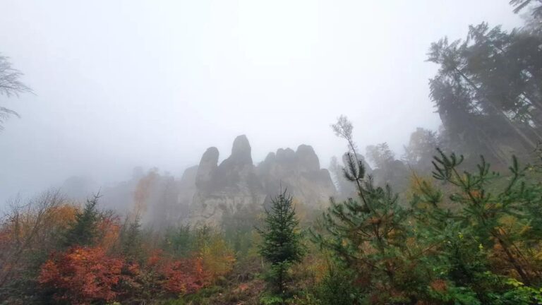 Česko pod šedivým poklopem