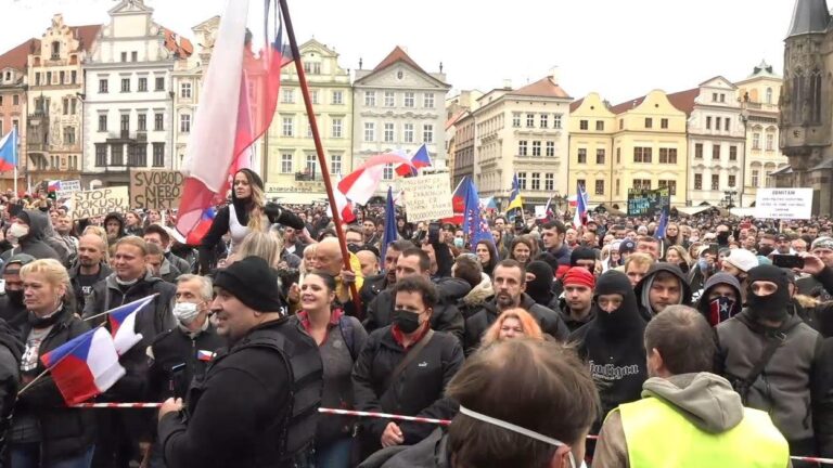 V Praze protestují stovky lidí proti vládním opatřením
