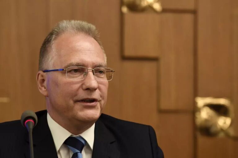 Zeman předal Babišovi materiál týkající se šéfa BIS Koudelky