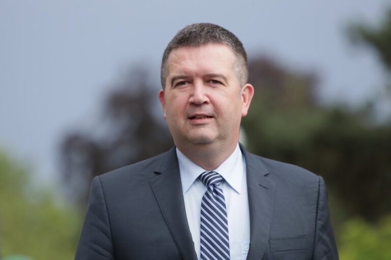 Hamáček přiznal chyby. „Nouzový stav bude zřejmě až do Vánoc,“ dodal