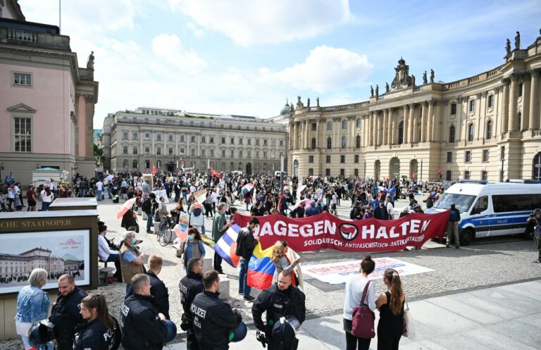 V centru Berlína demonstrují tisíce odpůrců karanténních opatření