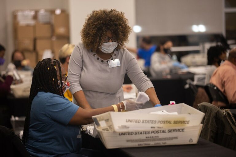 USA stále neznají vítěze, šest států sčítá hlasy