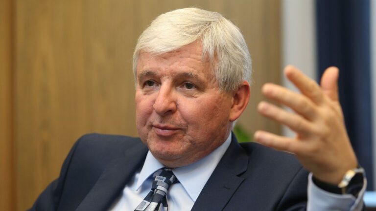 Den v byznysu. Vzkaz od guvernéra Rusnoka: Vydržte do roku 2022