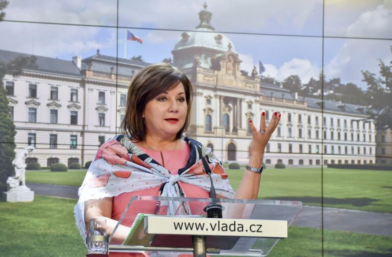 NKÚ: Růst běžných výdajů byl enormní, zadlužování ohrožuje veřejné finance