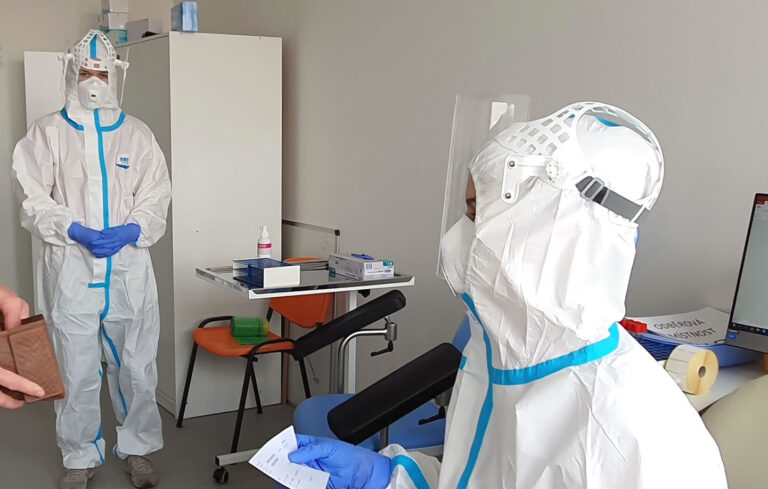 V Česku se nakazilo přes půl milionu lidí, v úterý 5854 případů