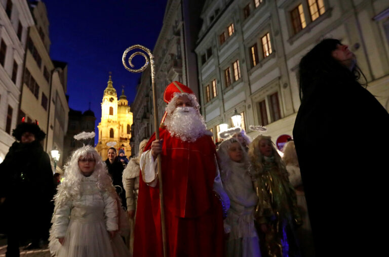 Do ulic dnes vyrazí Mikuláši, letos s omezeními