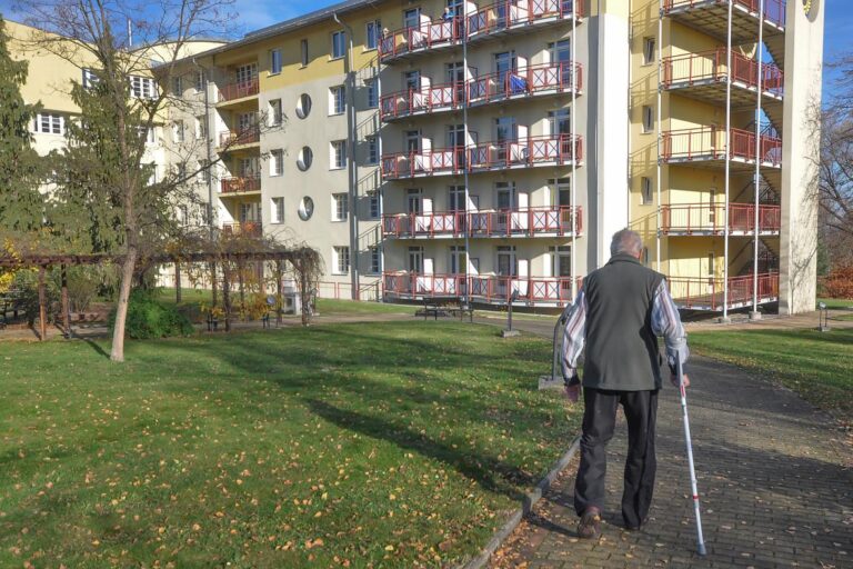 Křeček: Žadatel o příspěvek někdy zemře dřív, než úřady rozhodnou