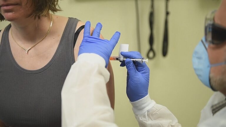 Rusko začalo očkovat proti koronaviru. Doprovází ho kontroverze