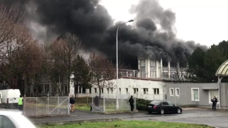 V Mostě hořela skladovací hala, jeden člověk se nadýchal kouře