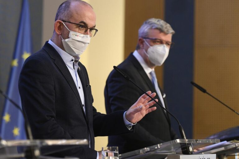 Očkování prioritních skupin bude podle Blatného hotové v březnu