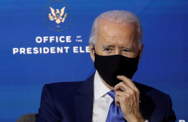 Biden v den inaugurace požádá lidi, aby 100 dní nosili roušky