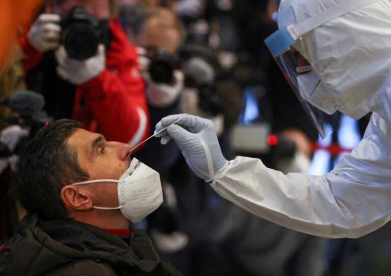 Koronavirus potvrzen u 65 milionů lidí, Rakousko plošně testuje