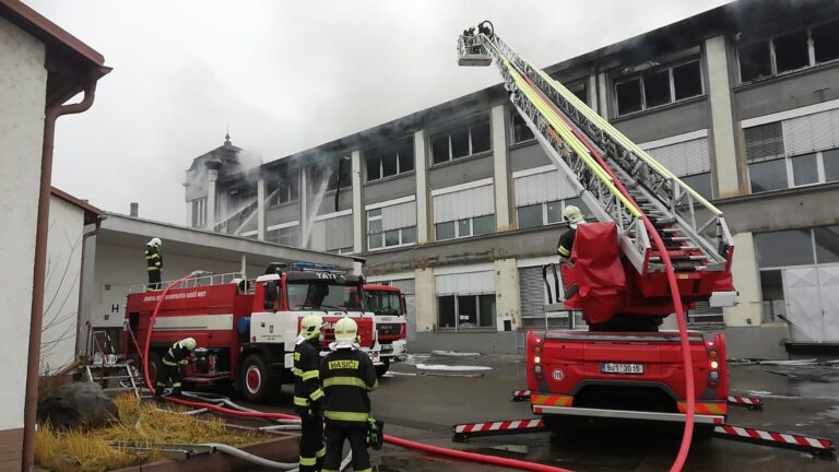 Po sobotním požáru haly v Mostě zůstaly škody za 70 mil. Kč