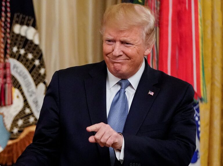 Trump omilostnil své exporadce Manaforta, Stonea a další