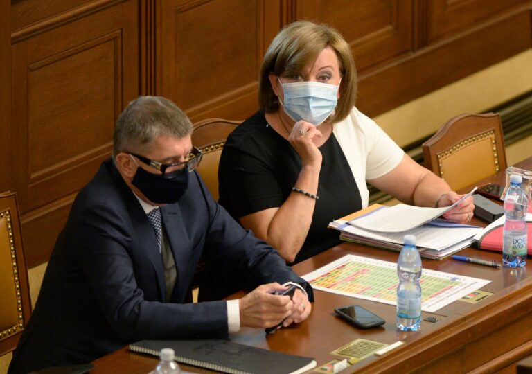 Sněmovna schválila rozpočet se schodkem 320 mld.