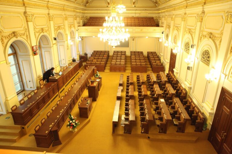 Sněmovna rozhodne o daních, probere prodloužení stavu nouze