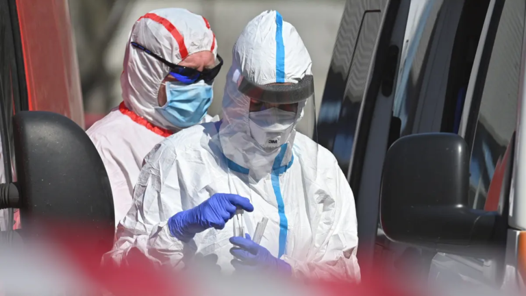 Nárůst počtu případů covidu v ČR v úterý dále zpomaloval