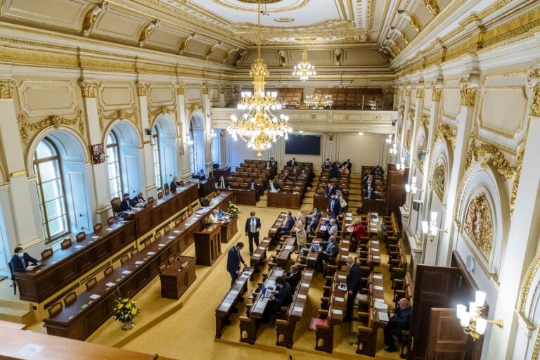 Sněmovna umožnila vládě prodloužení nouzového stavu do konce května