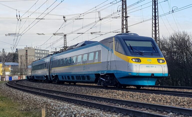 Pendolino na Plzeňsku srazilo a zabilo dívku přecházející trať