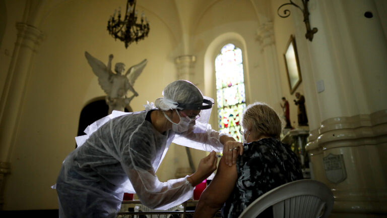 Přemluvte babičku, aby se nechala očkovat. Blatný rozjel kampaň za očkování