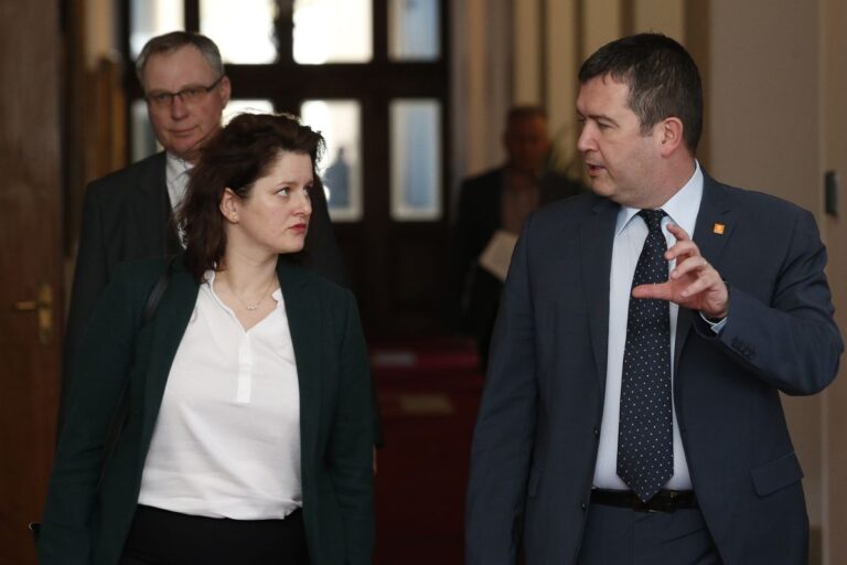 ČSSD bude jednat s dalšími stranami o postupu s daňovým balíčkem