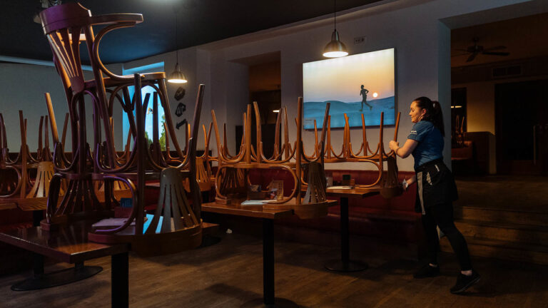 Restaurace budou zavírat dříve, do 4. stupně se ČR zatím nevrací