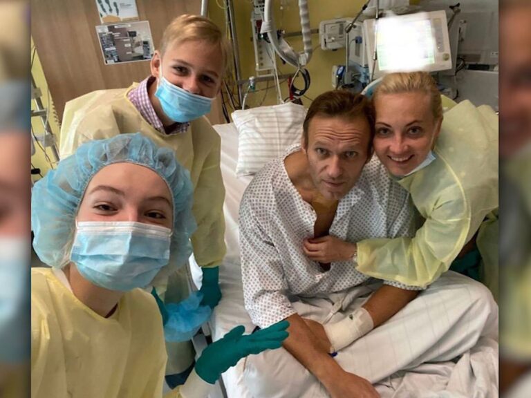 Jaké chyby dopustili agenti FSB při pokusu otrávit Navalného?