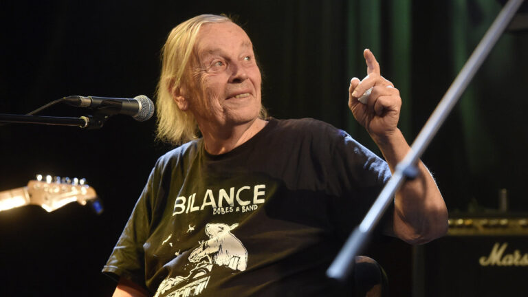 Zemřel písničkář a duchovní Svatopluk Karásek