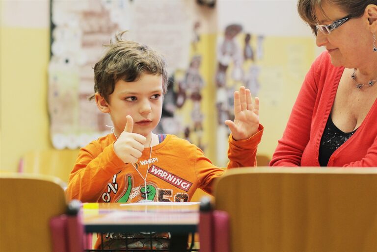 Návrh nařízení: Plat zdravotníků vzroste o 10 pct, učitelů o 9 pct