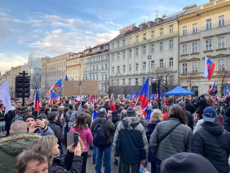 Stovky odpůrců vládních opatření protestují v Praze. Demonstranti se vydali na pochod městem