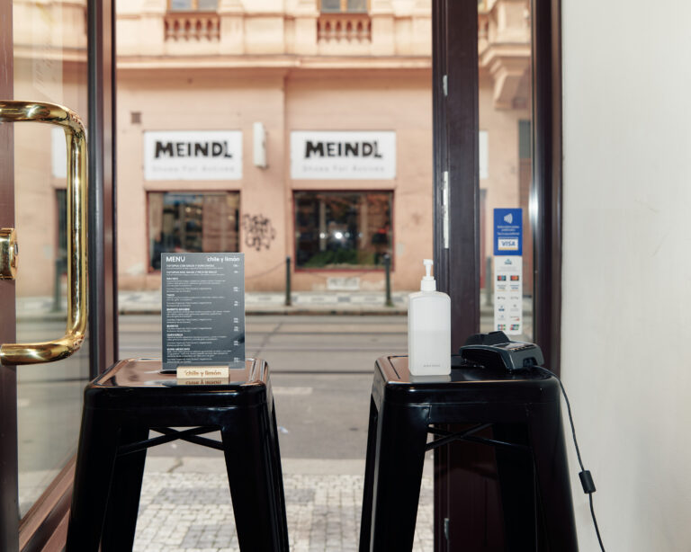 Senát chce po vládě, aby omezení kvůli epidemii nebyla plošná