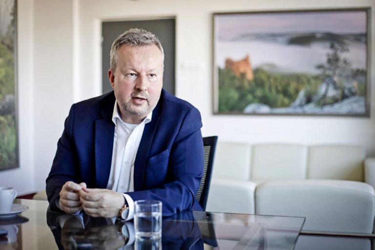 Ministr životního prostředí Brabec je na vyšetření v nemocnici