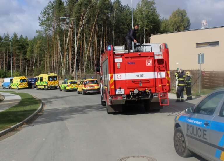 Dva muži lezli na 35metrový komín v Dobřichovicích a spadli. Oba jsou po smrti