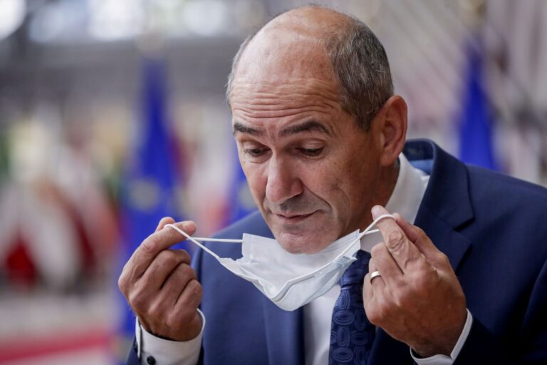 Virus zachrání bělochy, napsal slovinský portál blízký premiérovi